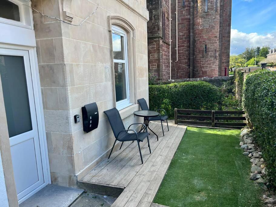 Number 79, Cosy 1 Bedroom, Ground Floor Pet Friendly, Garden Apartment